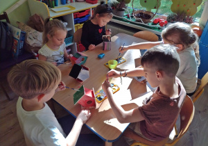 Dzieci malują kolorowo budki